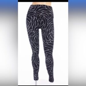lululemon athletica Black and White Swirl Leggings 4 full length luxstream